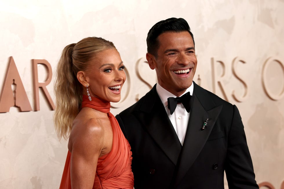 oscars 2025 kelly ripa mark consuelos red carpet
