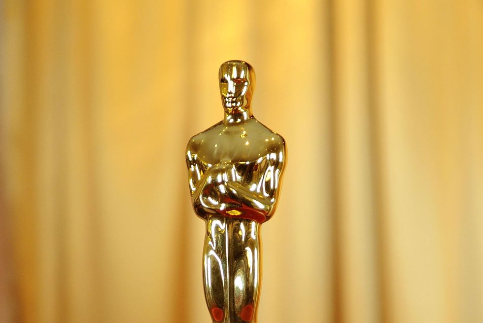 Oscar-Statuette auf rotem Kissen