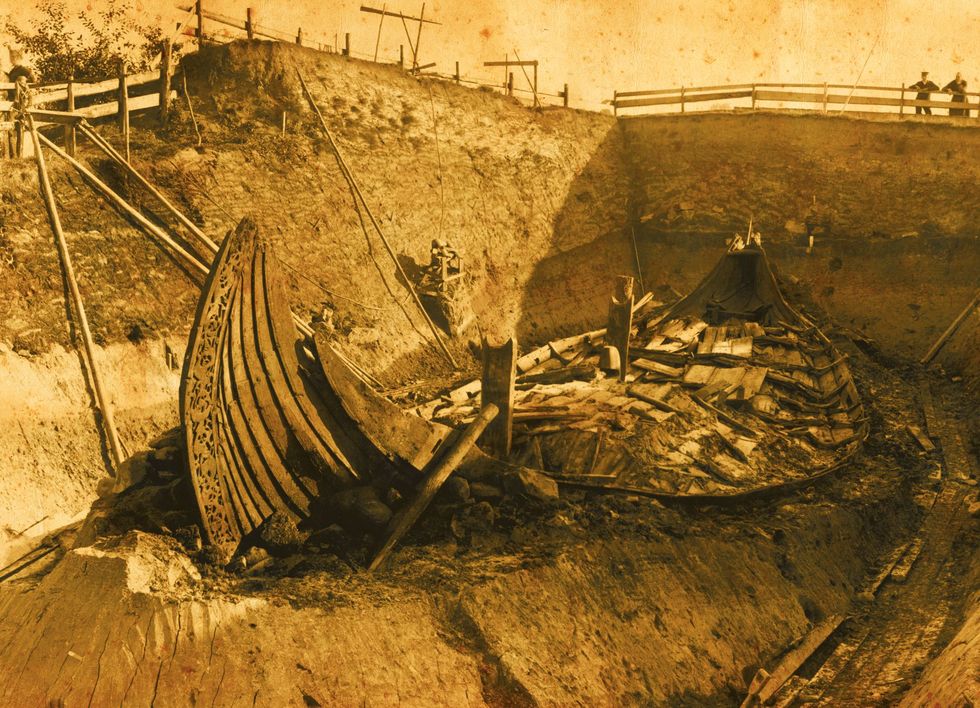 Professor Gustafson en zijn team groeven het schip in 1904 zorgvuldig op uit de grafheuvel in Oseberg
