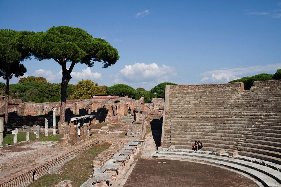 In het fraai bewaard gebleven Romeinse theater van Ostia dat in de 2e eeuw voor Chr werd gebouwd worden soms openluchtconcerten gehouden