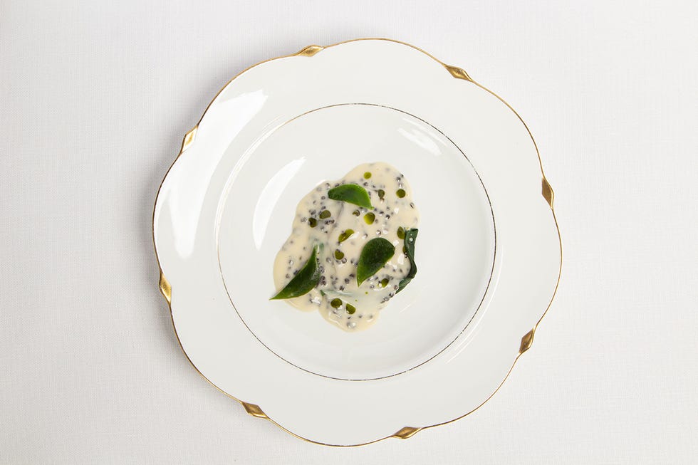 ostra tibia con espinaca y mantequilla pasiega con caviar, plato del chef jesús sánchez para el restaurante amós en el hotel rosewood villa magna de madrid