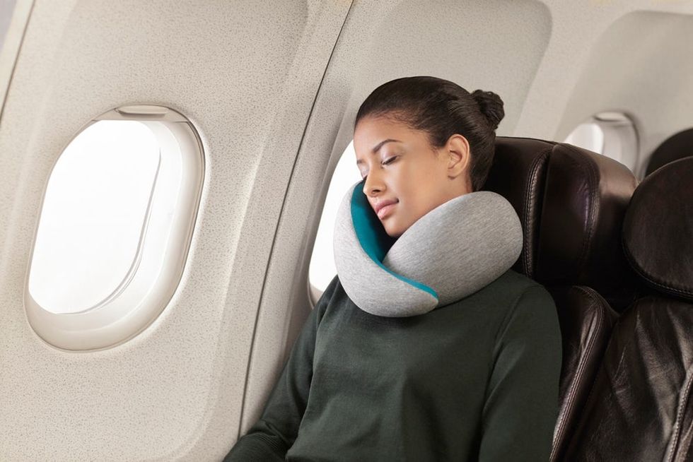 Il cuscino da viaggio Ostrich Pillow Go