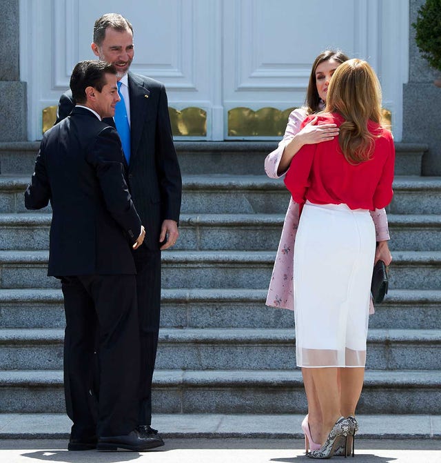 Letizia saluda a Angélica Rivera con un beso