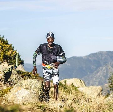 un corredor de trail running durante la carrera de montaña travessa d'encamp en andorra