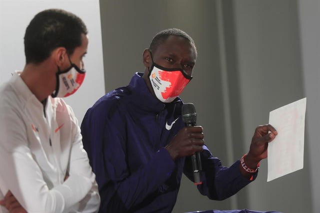 el español ouassim oumaiz i y el estadounidense de origen keniano paul chelimo d durante el acto de presentación de la san silvestre vallecana este miércoles