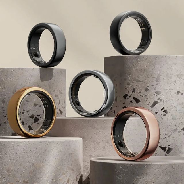 five sleep tracking oura rings in different colours presented on artistic blocks