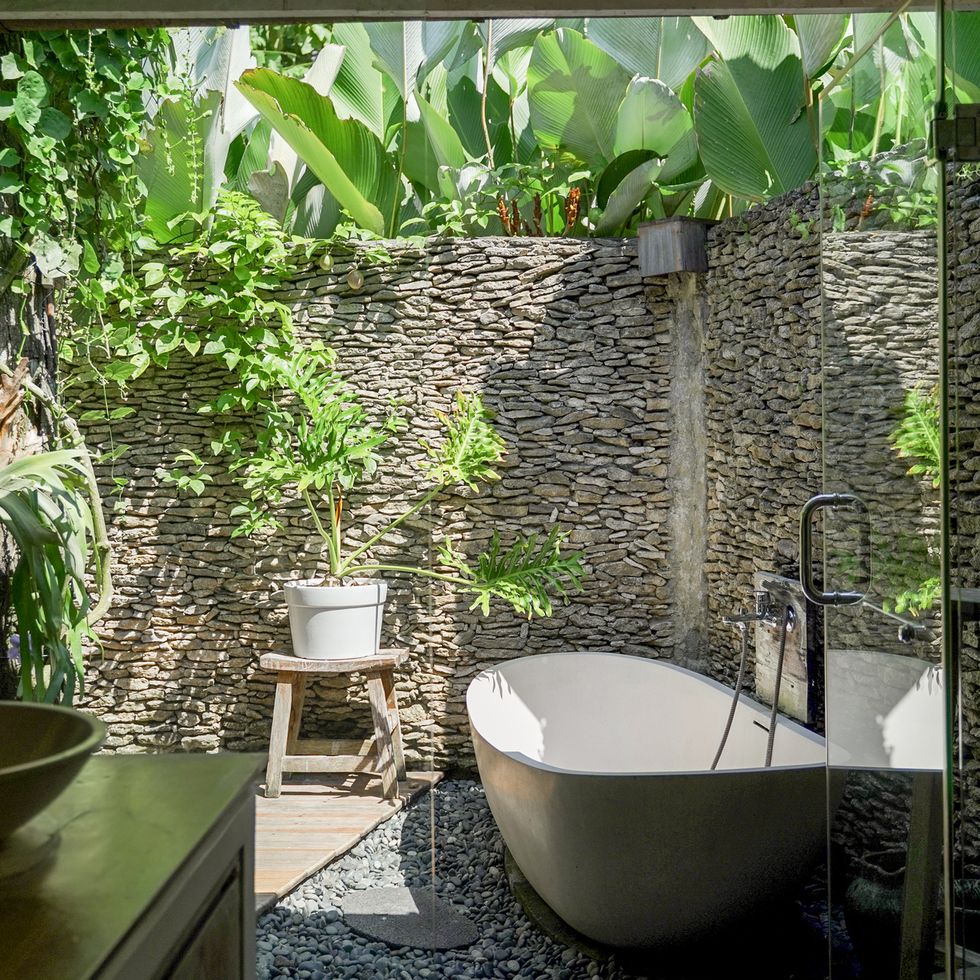 outdoor bath tub