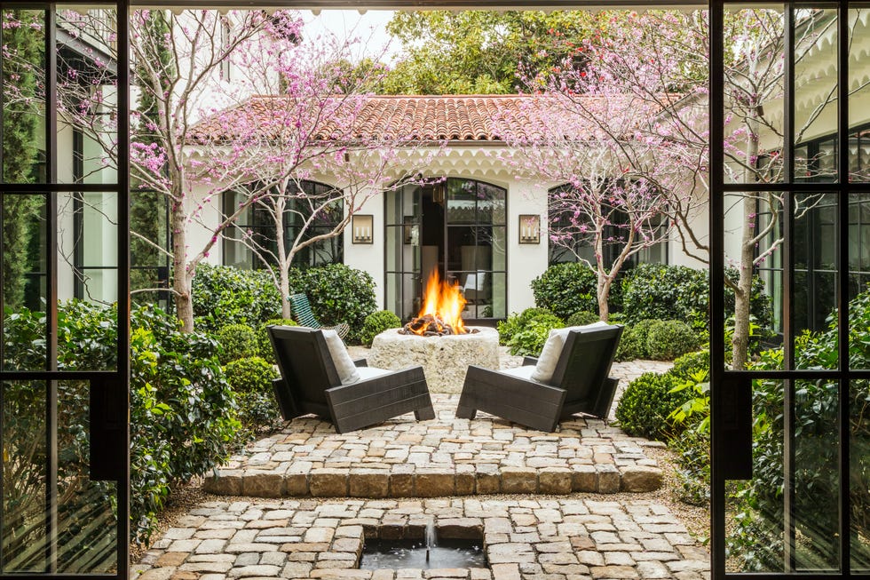 https://hips.hearstapps.com/hmg-prod/images/outdoor-fireplace-scott-shrader-santa-monica-veranda-1647012850.jpg?crop=1xw:1xh;center,top&resize=980:*