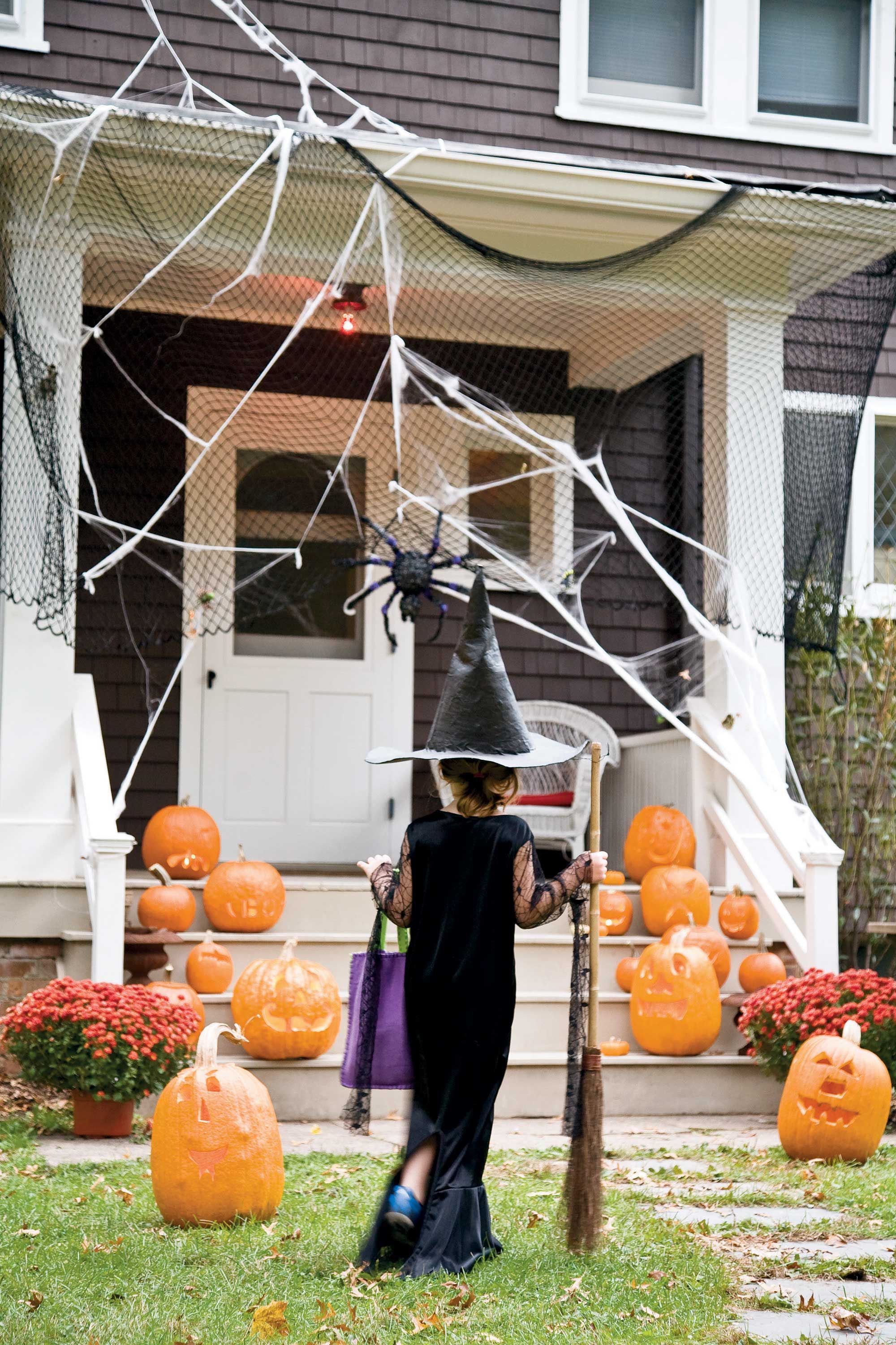 30 Scary Outdoor Halloween Decorations — Best Yard & Porch ...