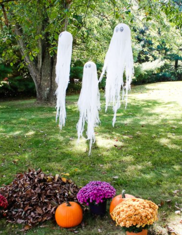 45 Best Outdoor Halloween Decoration Ideas of 2024