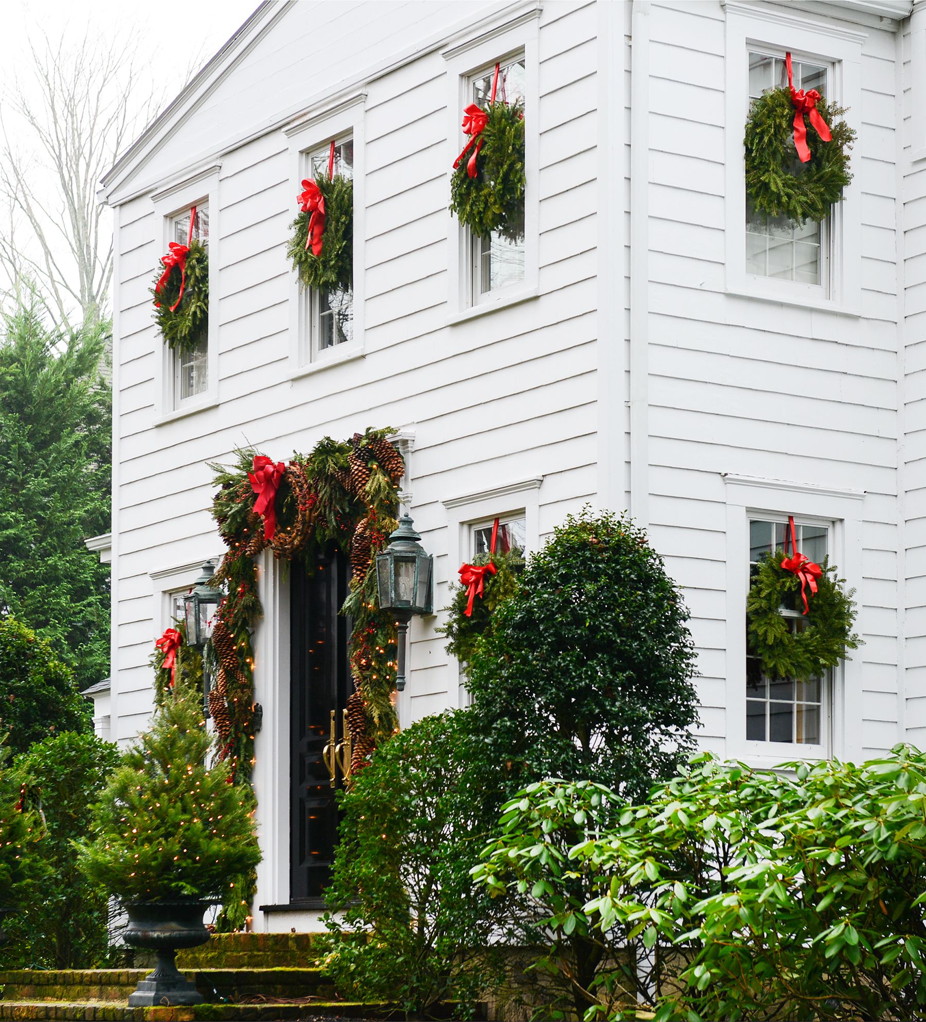 Check Out These 10 Christmas Outdoor Window Box Ideas To Elevate Your Holiday  Décor