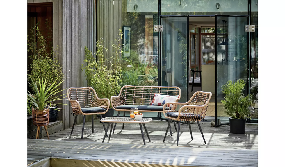 outdoor kitchen
