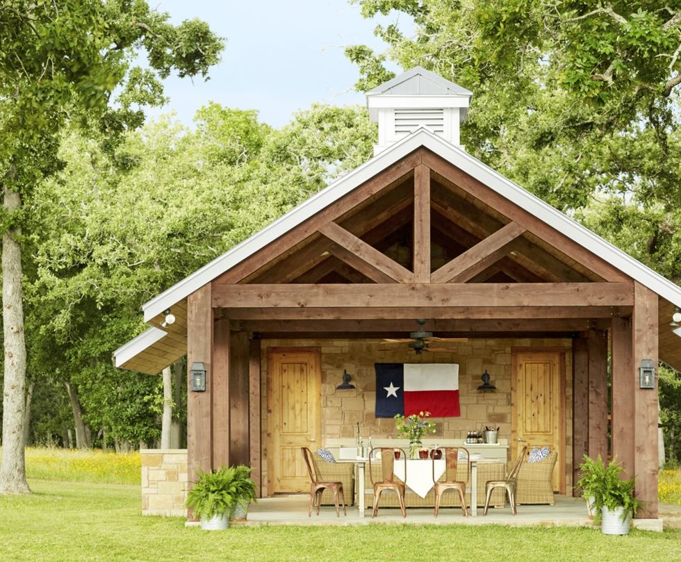 https://hips.hearstapps.com/hmg-prod/images/outdoor-kitchens-texas-party-pavilion-1585859133.jpg?crop=0.807xw:1.00xh;0.193xw,0&resize=980:*