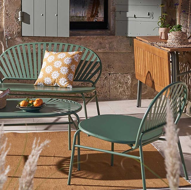 outdoor rug and green chairs in the sunshine outdoor rugs uk