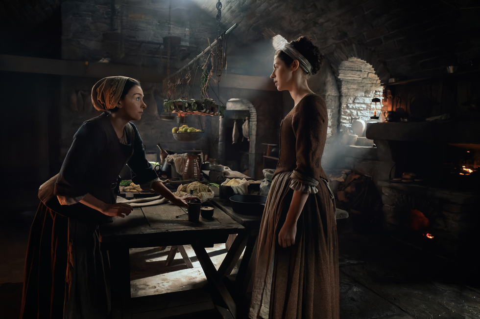 Davina y Julia en Outlander: Sangre de mi sangre, temporada 1, episodio 3