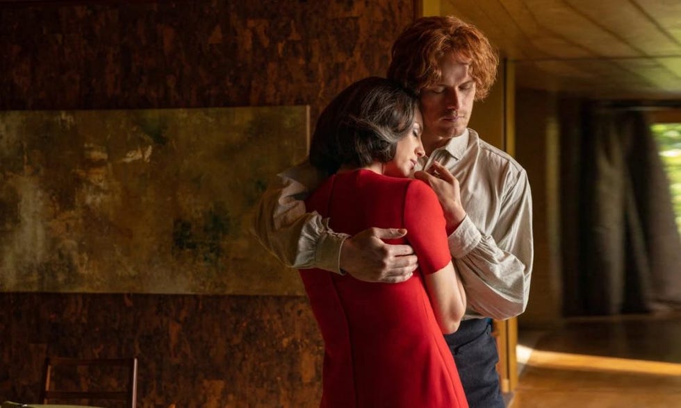 los protagonistas de outlander se abrazan