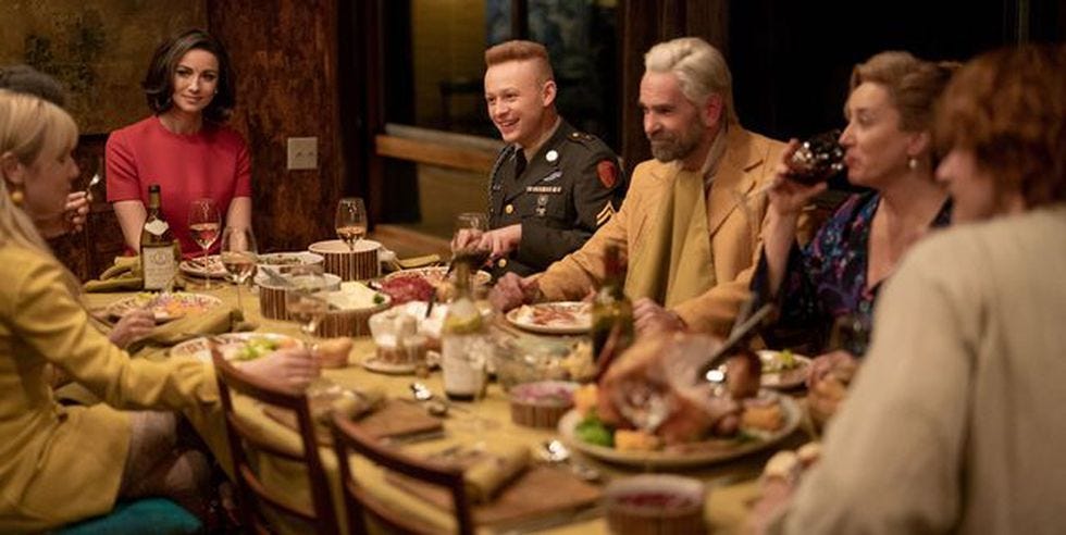 varios compañeras cenan juntos en el final de outlander