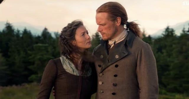 los protagonistas de outlander se miran