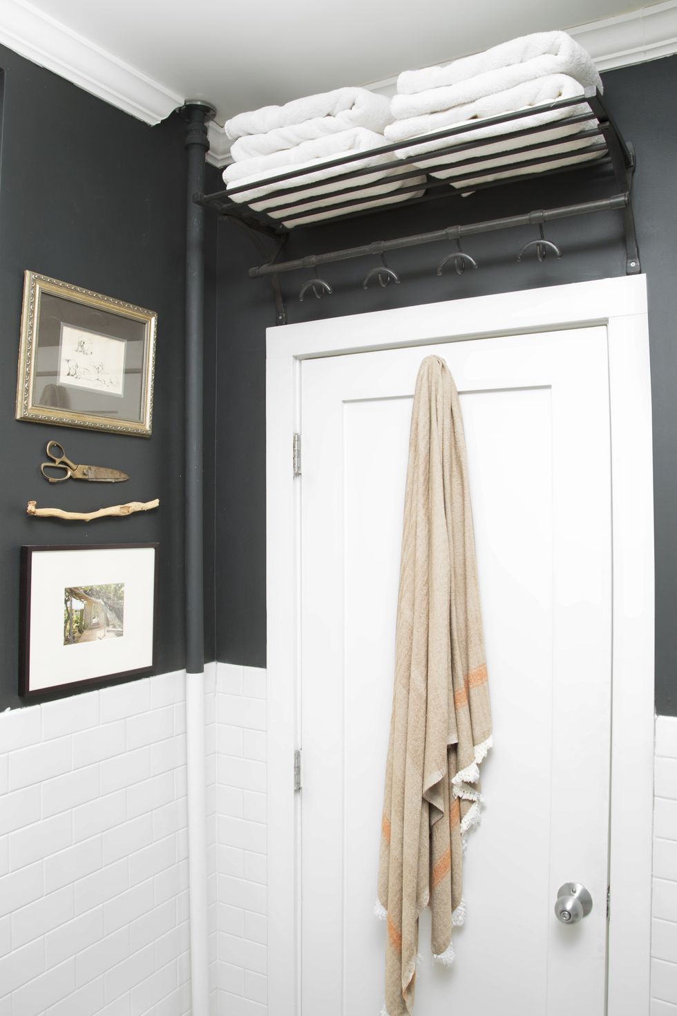 bathroom shelf ideas, bathroom with charcoal painted walls and towels on a shelf above the door