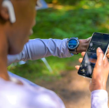 hartslag verlagen vrouw kijkt op sporthorloge en telefoon voor hartslag