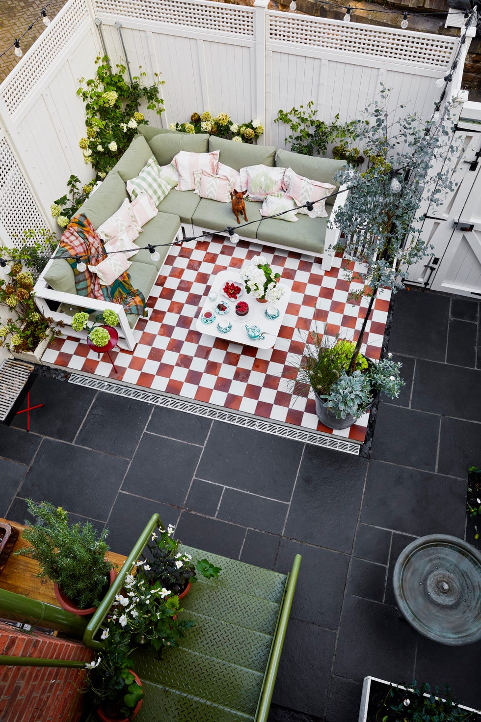patio renovado con zona de estar exterior