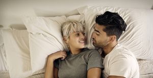 man en vrouw liggen in bed