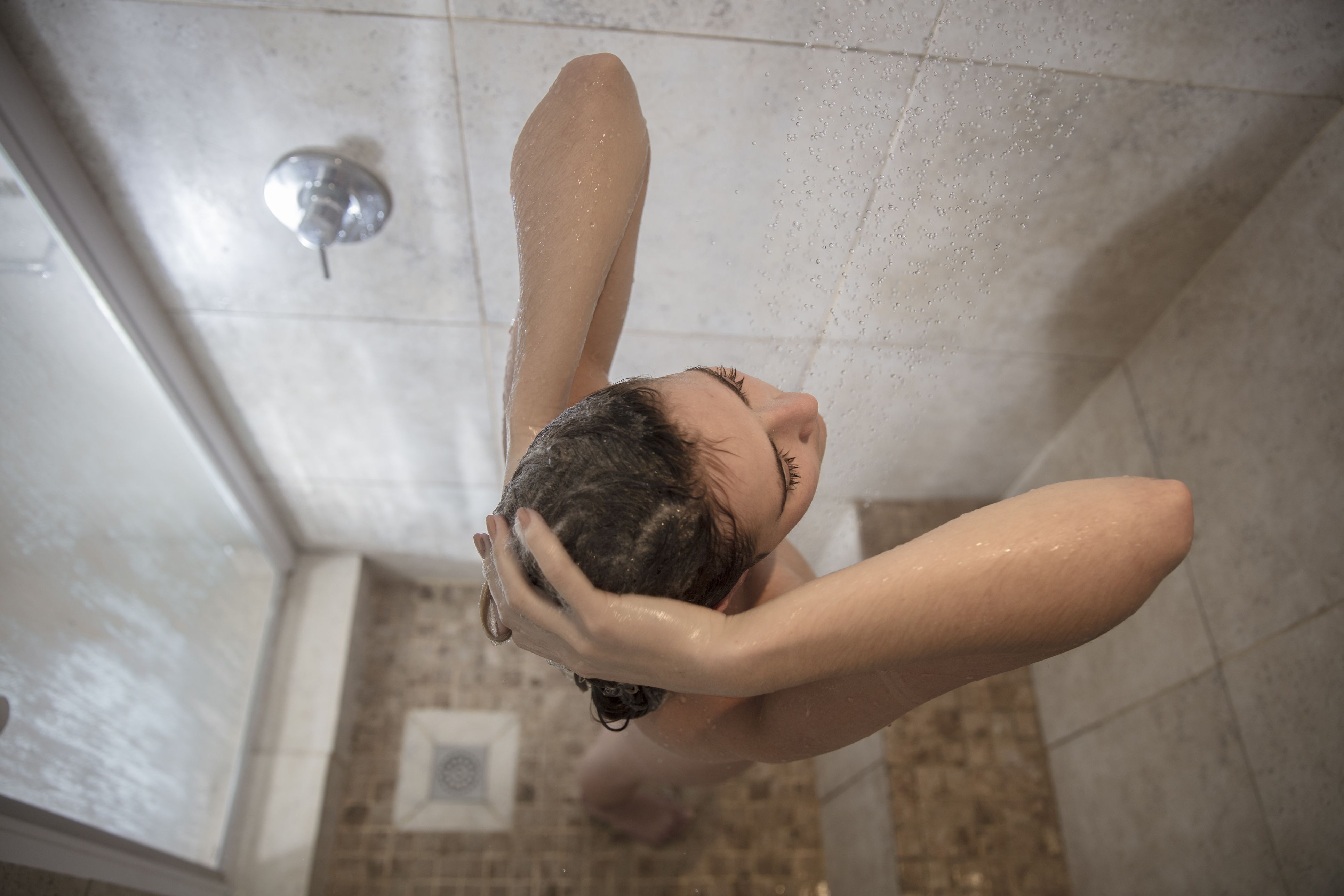 Dit is waarom je onder de douche zou moeten plassen