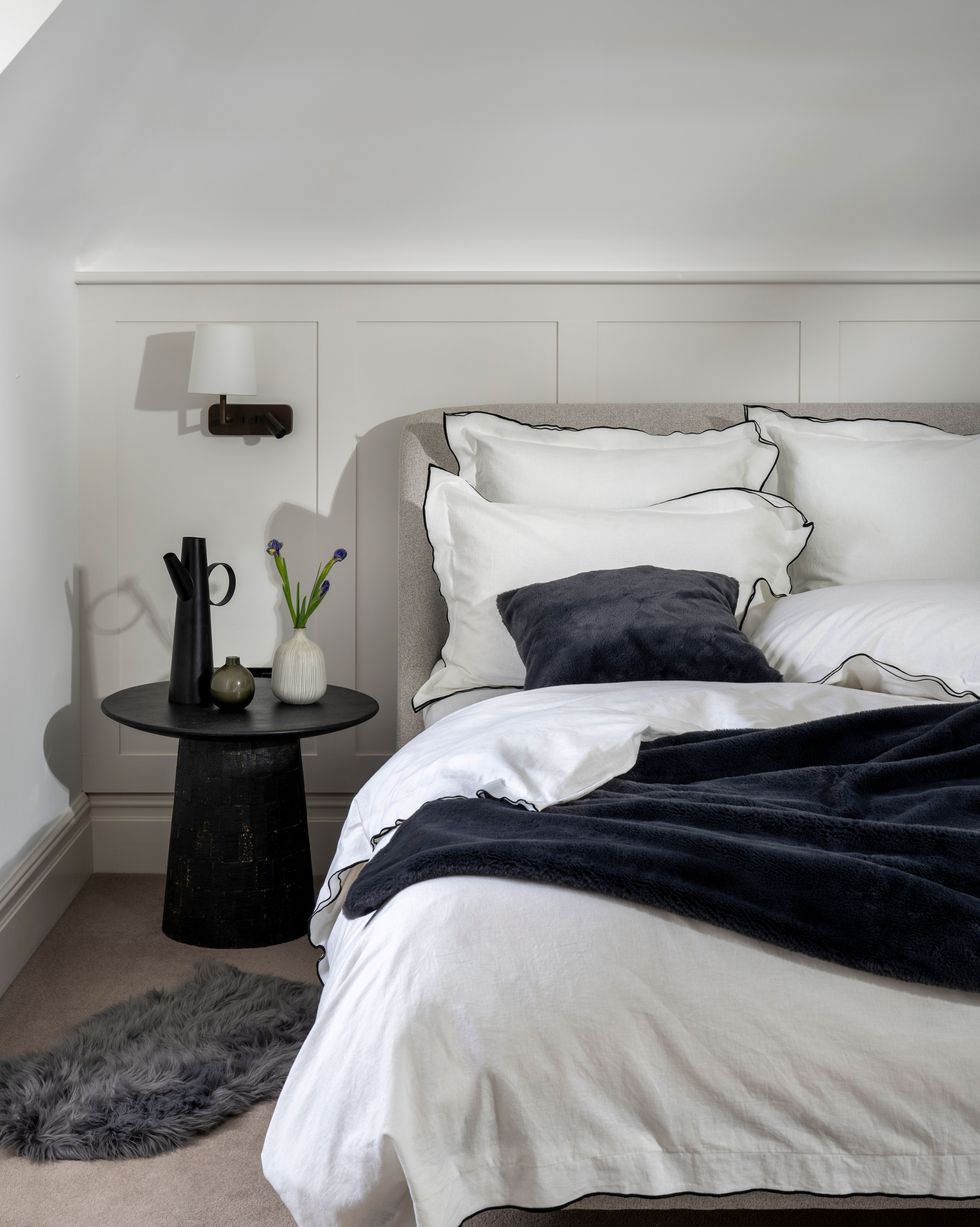 Overlock edge linen and cotton blend bed linen