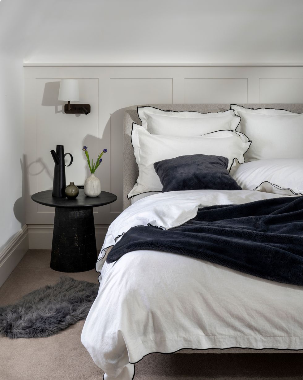 Overlock edge linen and cotton blend bed linen