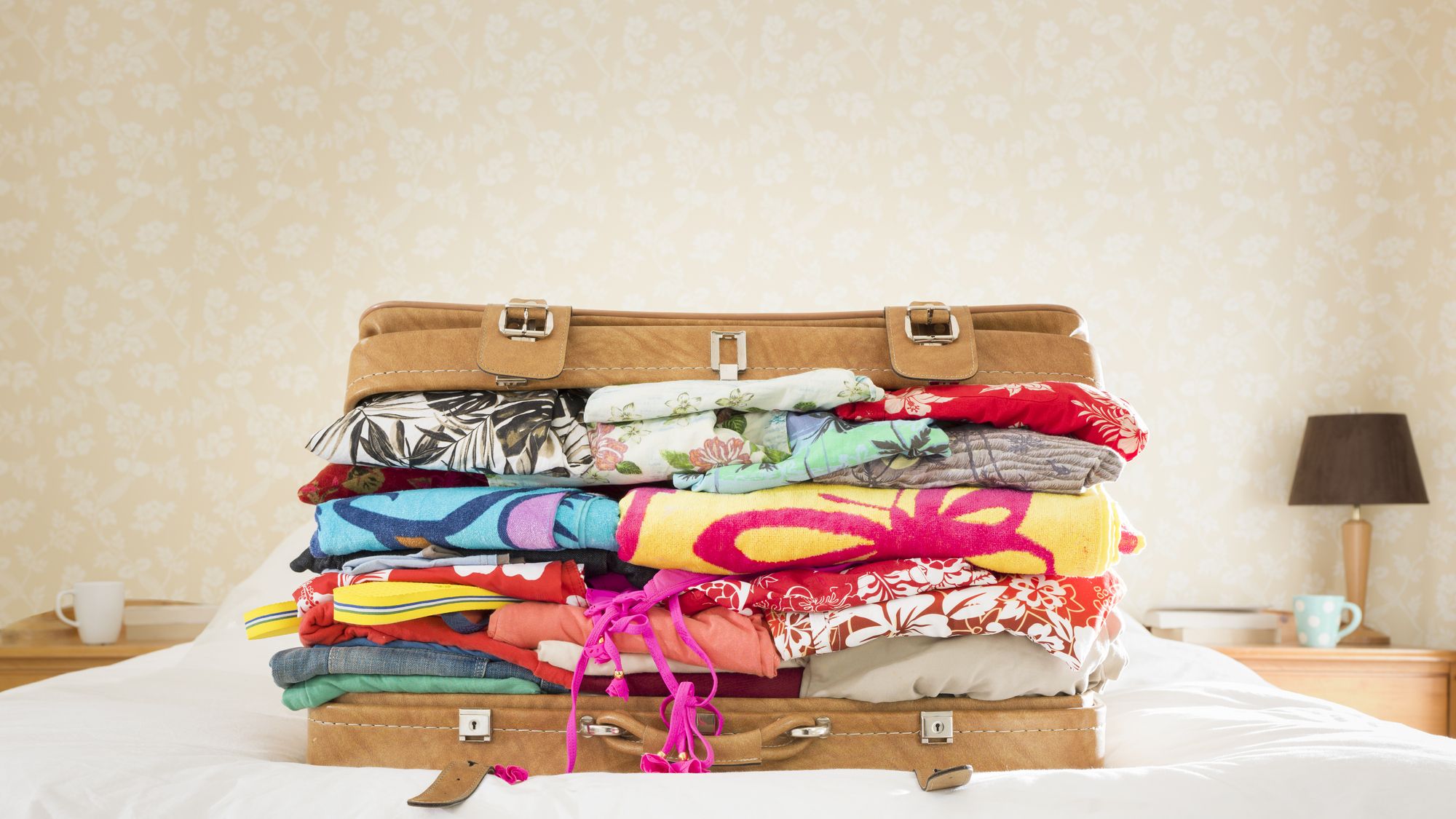 Apunta este truco viral para que te quepa más ropa en tu maleta