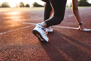 lopen staat in startpositie klaar om te gaan hardlopen op de atletiekbaan