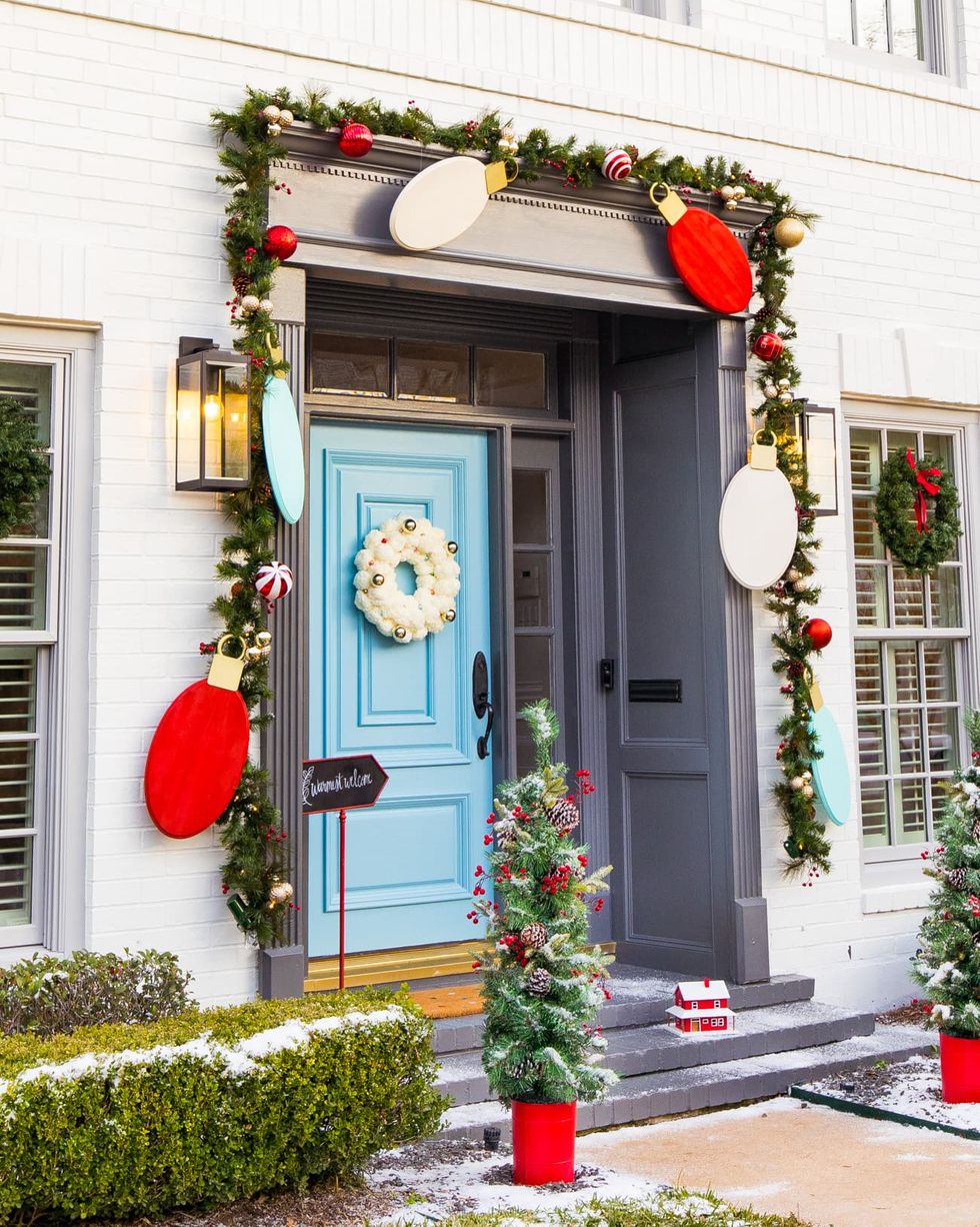 50 Best Christmas Front Door Decorating Ideas 2023