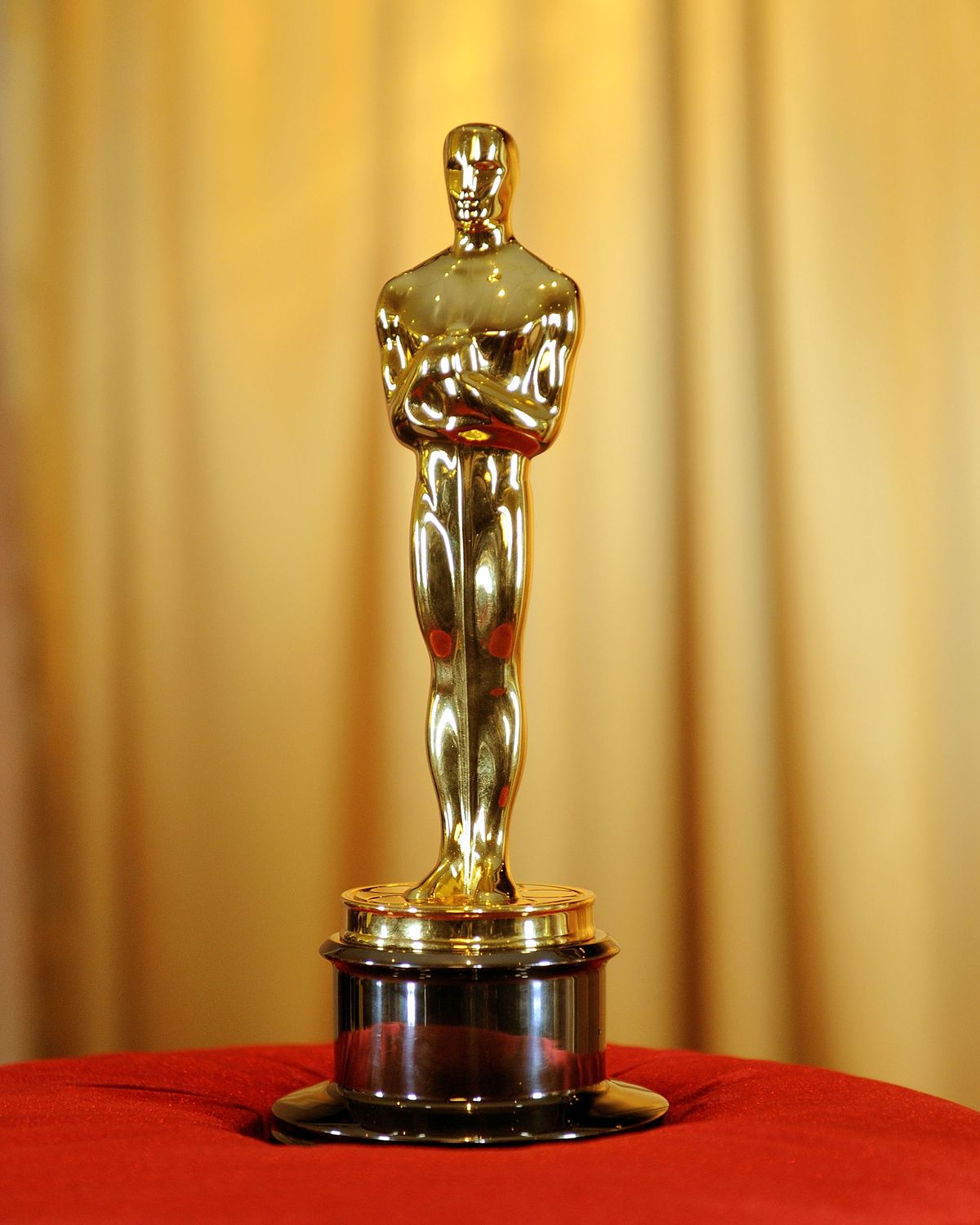overview-of-the-oscar-statue-at-meet-the