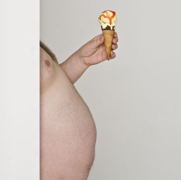 hombre con sobrepeso y un helado