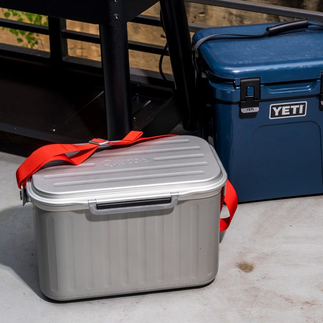 https://hips.hearstapps.com/hmg-prod/images/oyster-yeti-cooler-comparison-thomas-hengge-191-6480cb7ac89d4.jpg?crop=0.675xw:0.898xh;0.0850xw,0.0860xh&resize=640:*