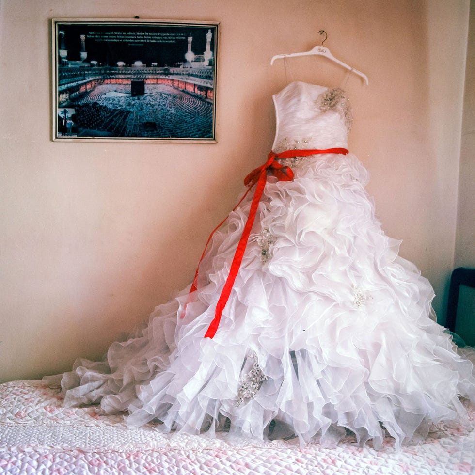 De jurk van een 14jarige bruid hangt uit na haar huwelijk met een 18jarige man Sebzeci was aanwezig bij de bruiloft maar kreeg geen toestemming om fotos te maken De ogen van de bruid waren vol emotie herinnert Sebzeci zich Ze was duidelijk bang en overvallen en probeerde te begrijpen waarom zij in het middelpunt van de belangstelling stond Ze lachte af en toe ook Het was een indrukwekkend moment