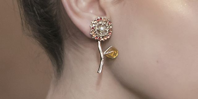Ear, Jewellery, Fashion accessory, Body jewelry, Earrings, Organ, Neck, Bridal accessory, Silver, Metal, 
