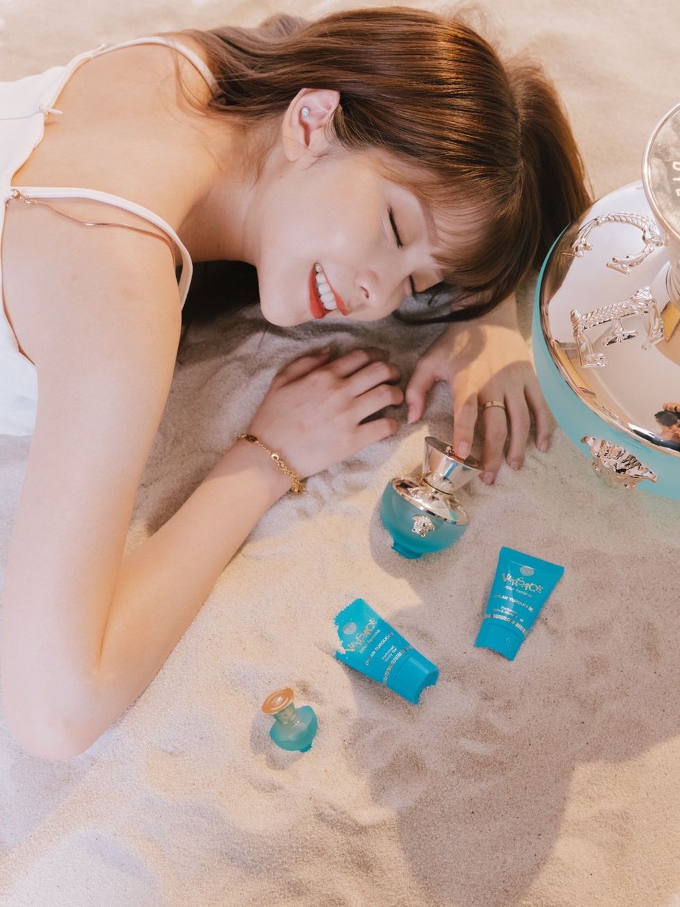 身兼超人氣實況主、youtuber的「瑀熙」，私下其實是個香氛控，收集的香水近50瓶，而今年新推出的versace凡賽斯狄倫淡藍女性淡香水，就是她這個夏季中最沉迷的香味！