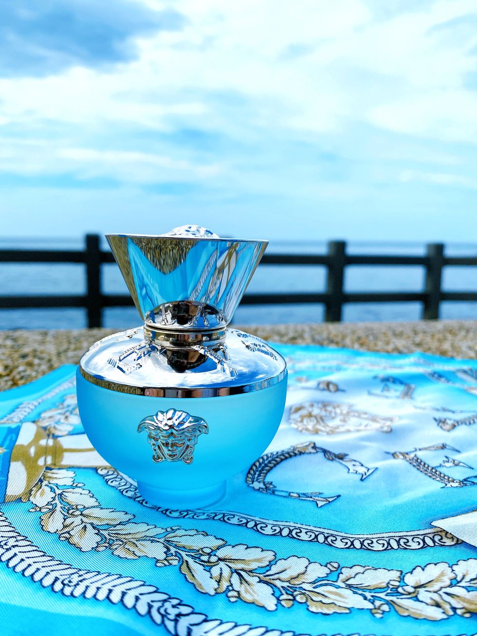 用香味一起去旅行！全新versace凡賽斯狄倫淡藍女性淡香水，溫柔吹拂過海洋的浪漫香氣，讓人一秒置身遙遠異國島嶼