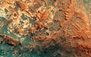 InMars geschreven door AndyWeir rijdt de gestrande astronautMark Watney van de landingsplaats van Ares 3 in Acidalia Planitia richting de landingsplaats van Ares 4 in de Schiaparellikrater via Mawrth VallisOp deze foto is de toegang tot Mawrth Vallis te zien Over dit terrein rijden zou in werkelijkheid veel moeilijker zijn dan in het boek of de film wordt voorgesteld