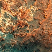 Verken Mars: de volgende grote stap voor de mensheid InMars geschreven door AndyWeir rijdt de gestrande astronautMark Watney van de landingsplaats van Ares 3 in Acidalia Planitia richting de landingsplaats van Ares 4 in de Schiaparellikrater via Mawrth VallisOp deze foto is de toegang tot Mawrth Vallis te zien Over dit terrein rijden zou in werkelijkheid veel moeilijker zijn dan in het boek of de film wordt voorgesteld