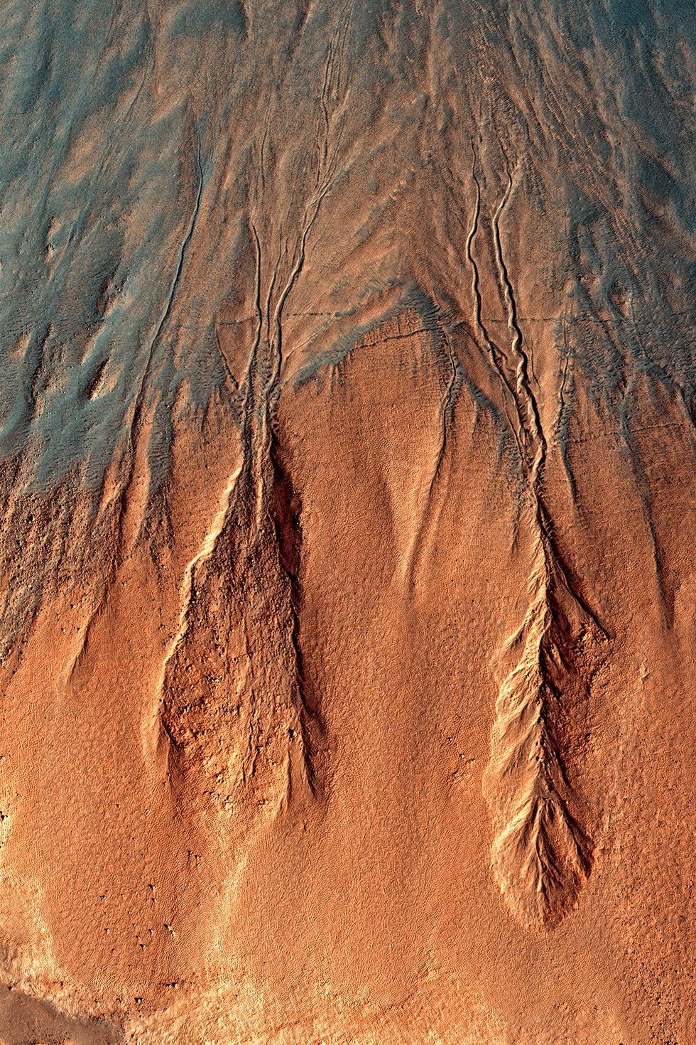 De eerste vermoedens dat er ooit water over het Marsoppervlak zou hebben gestroomd ontstonden nadat er watergeulen zoals in de zuidelijke hooglanden werden ontdekt op het Marsoppervlak Deze geulen vertonen gelijkenissen met stroomgeulenop aarde