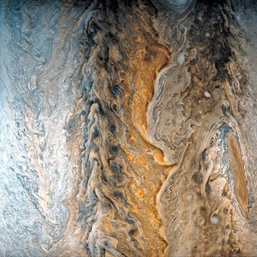Deze indrukwekkende foto van Jupiter werd gemaakt door Juno een ruimtesonde van NASA Op de foto is de zien hoe de woelige grote rode vlek uit het zicht van Juno verdwijnt terwijl de dynamische banden uit de zuidelijke regio van Jupiter in beeld komen Links opde foto zie je het noorden aan de rechterkant het zuiden