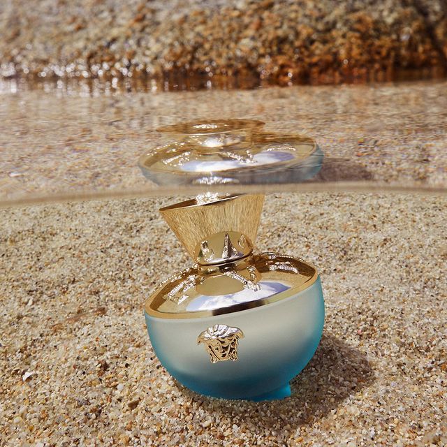 用香味一起去旅行！全新versace凡賽斯狄倫淡藍女性淡香水，溫柔吹拂過海洋的浪漫香氣，讓人一秒置身遙遠異國島嶼