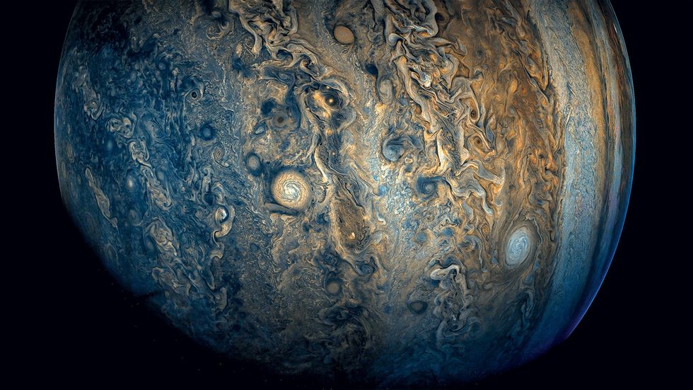 Deze witte ovaal is een van een reeks vanacht wervelstormen op Jupiter die gezamenlijk parelketting worden genoemd Deze verbeterdekleurenopname van het zuidelijke halfrond van Jupiter kon worden gemaakt op basis van gegevens van het NASAruimtetoestel Juno