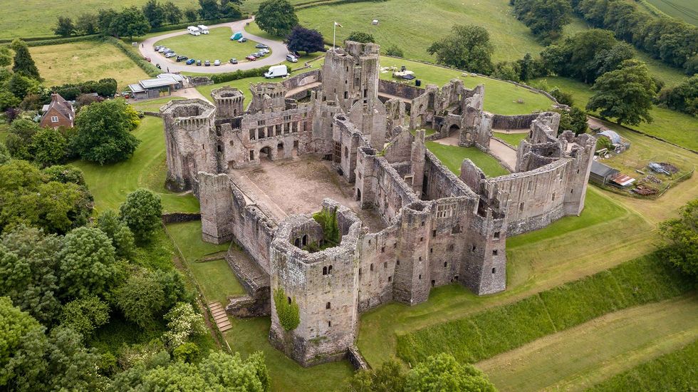 In de vijftiende eeuw werd Raglan Castle omgebouwd tot een imposant landgoed voor meerdere earls