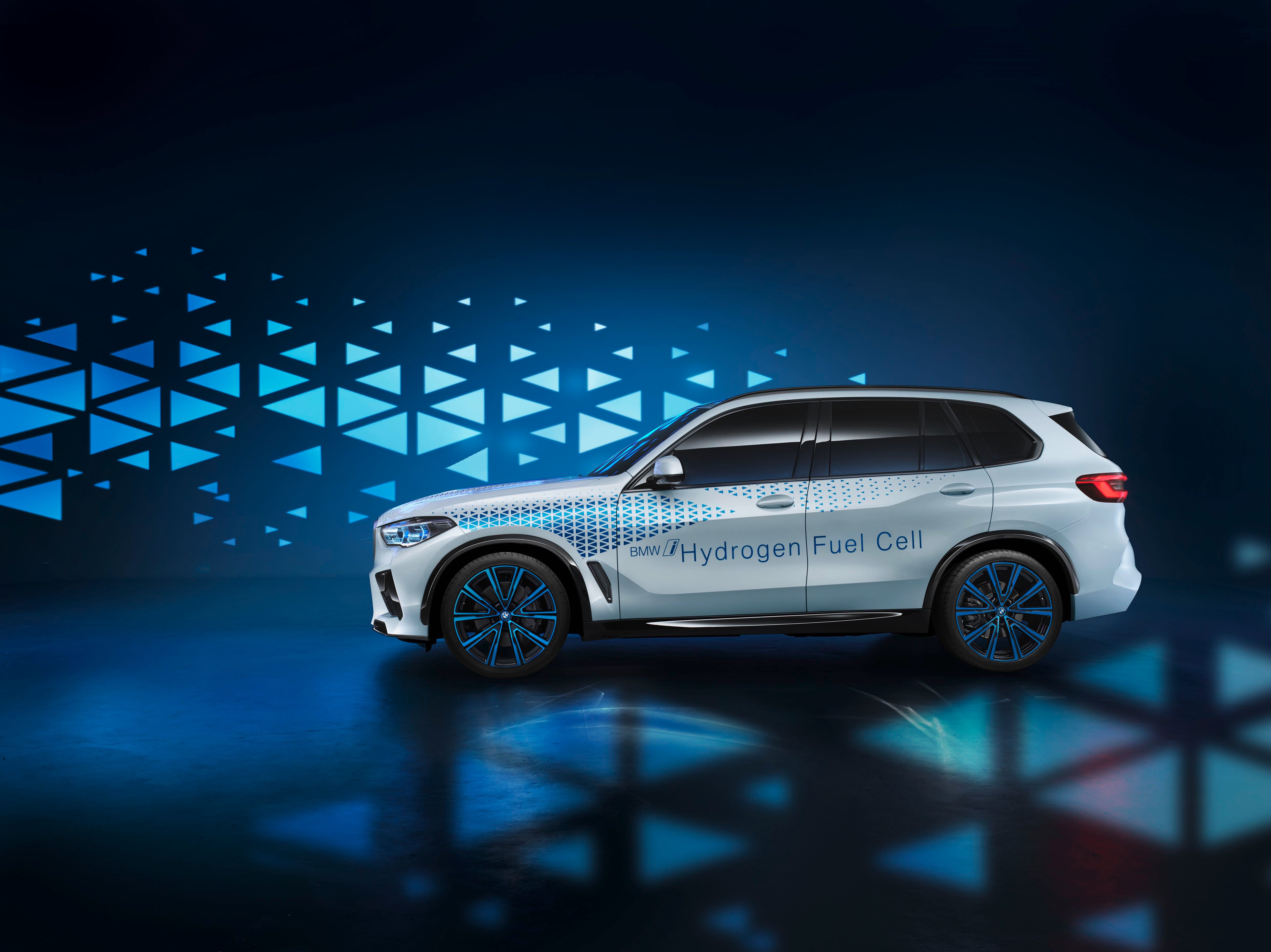 BMW i Hydrogen Next Fuel-Cell Concept Previews the 2021 X5 M