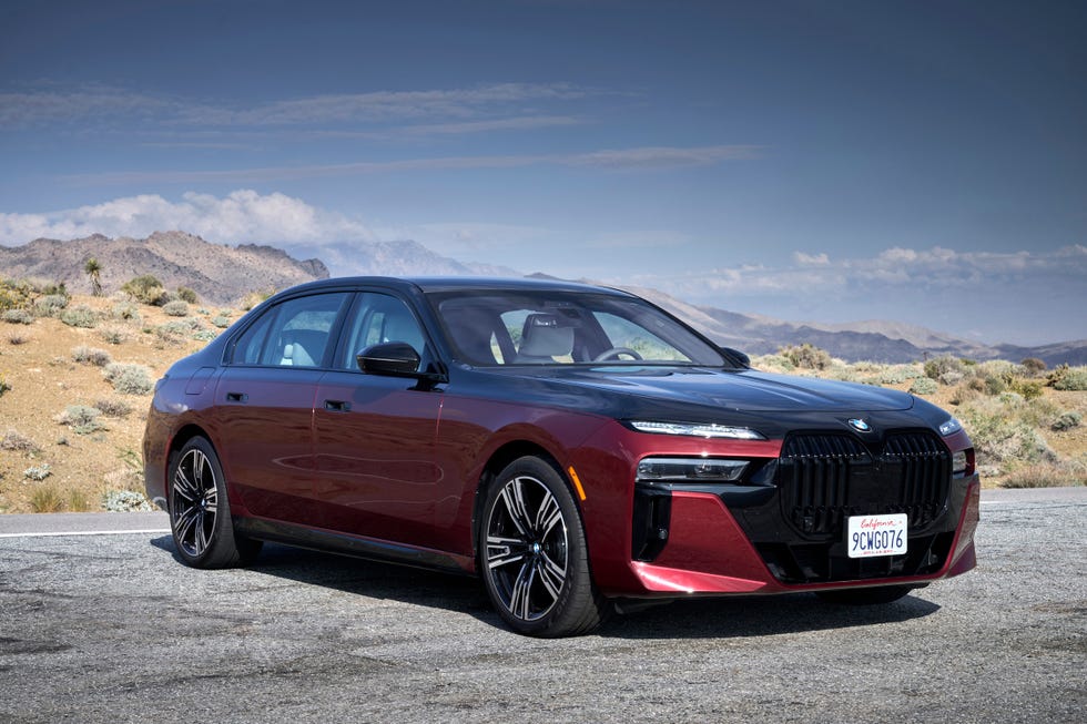 2023 BMW 760i xDrive vs BMW i7 xDrive60