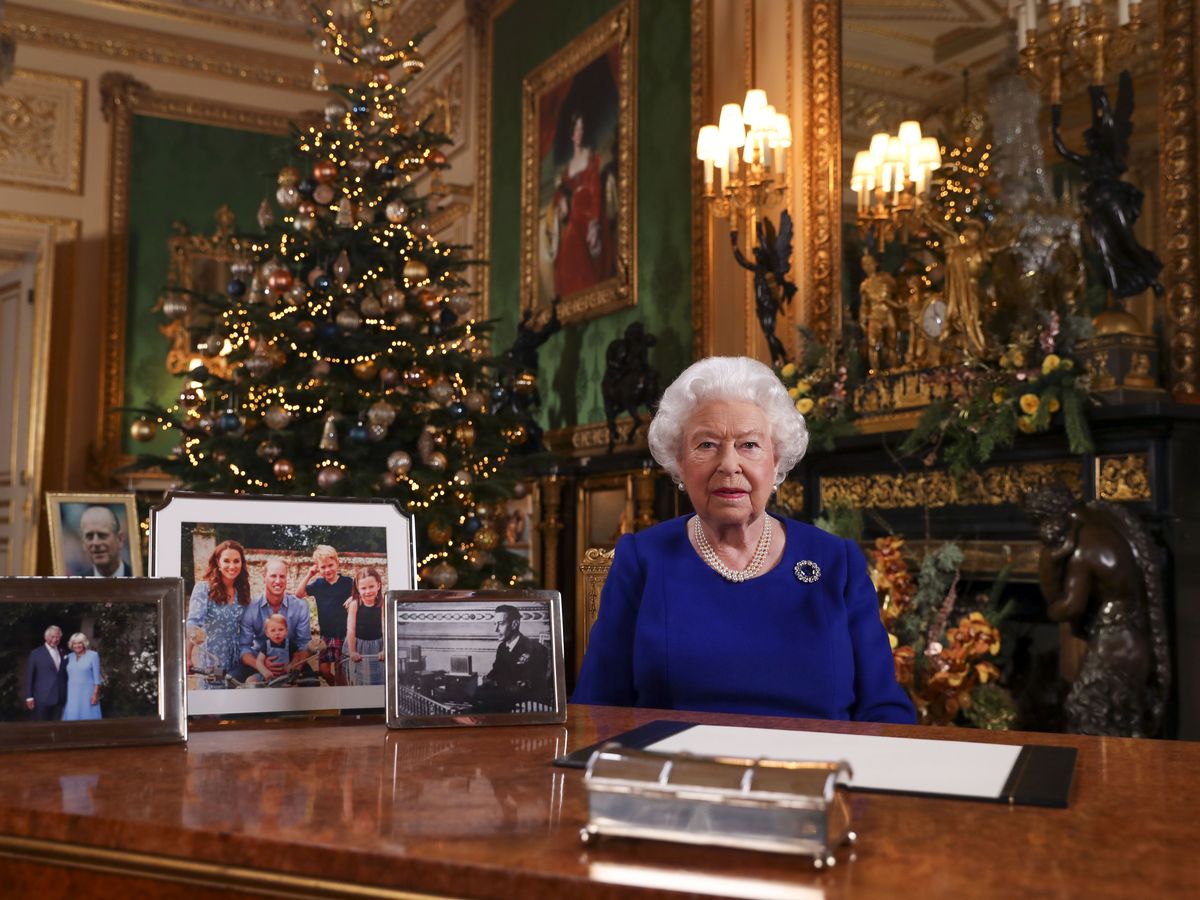 Meaning Behind Royal Family Photos Queen Elizabeth Displayed in ...
