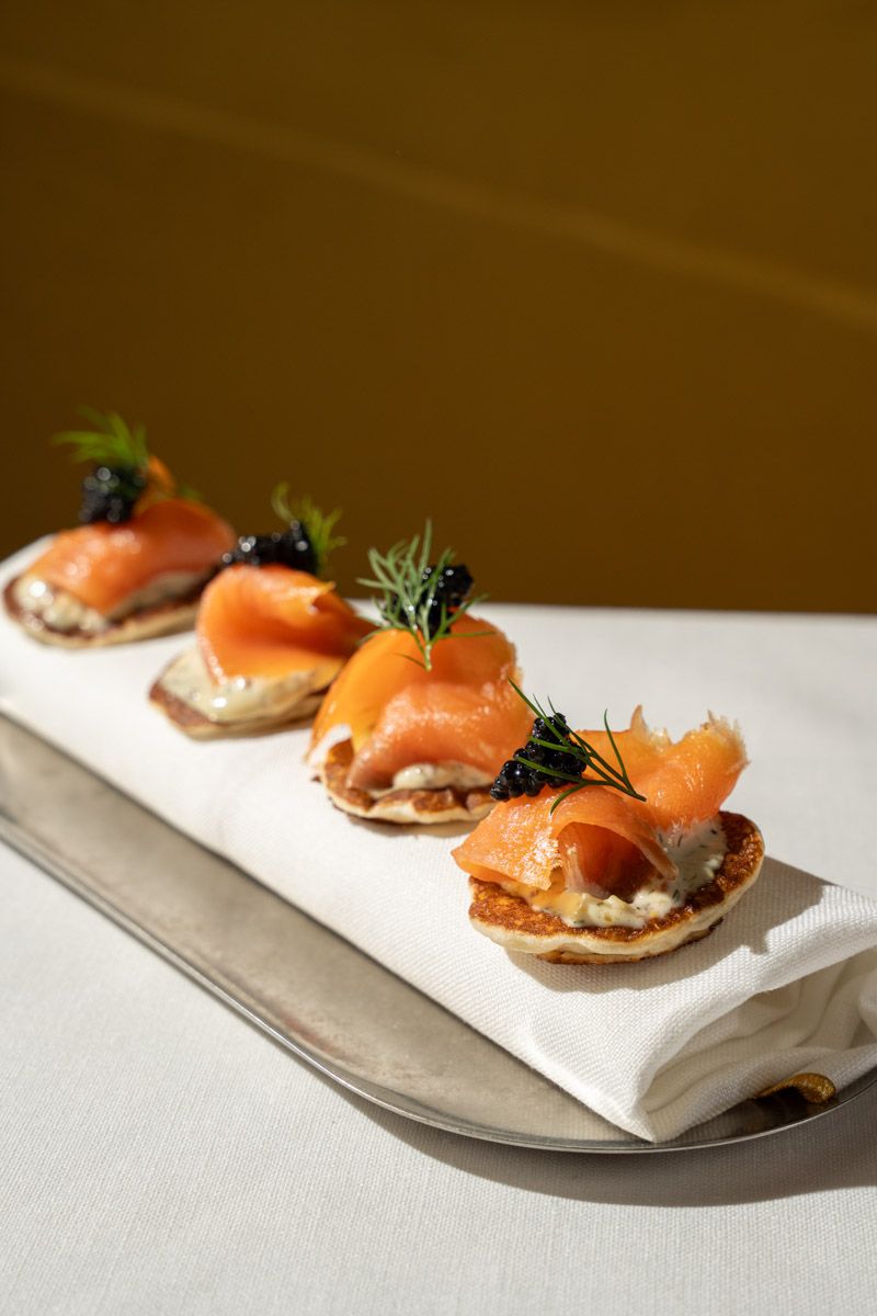 blinis de salmón con caviar, plato del restaurante pabblo de madrid